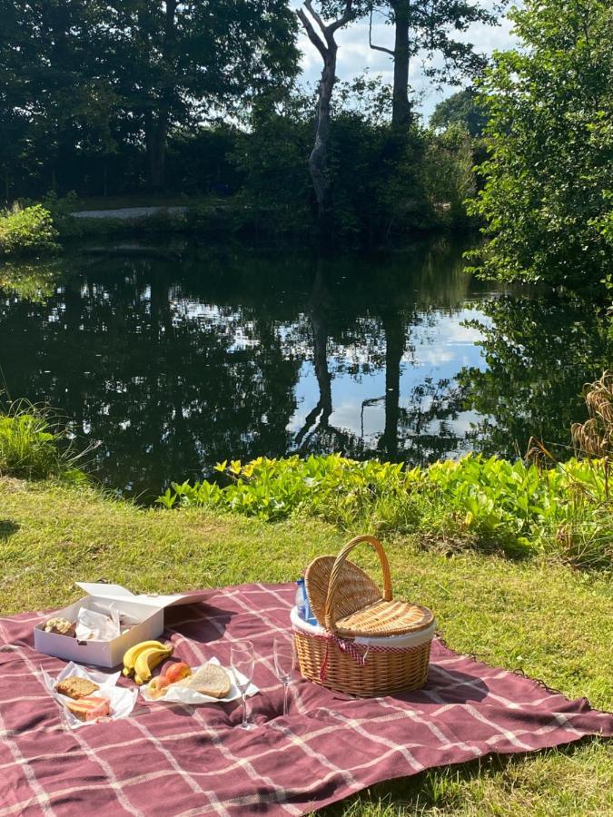 The Shepherd'S Hut - Wild Escapes Wrenbury Off Grid Glamping - Ages 12 And Over Baddiley Экстерьер фото